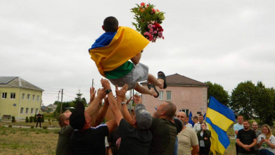 Майже три роки полону позаду: на Волині громада зі сльозами радості зустріла захисника Сергія Кизуна