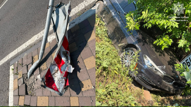 На Волині водій BMW влетів у дорожні знаки та з'їхав у кювет