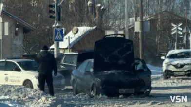 У Луцьку серед дороги загорілося авто - утворився довжелезний затор. Відео