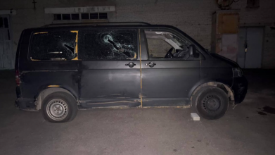 Пошкодили авто та травмували двох військовослужбовців: у Луцьку близько 30 людей напали на ТЦК