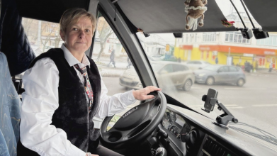 У Володимирі жінка-далекобійниця з 30-річним досвідом стала першою в місті водійкою маршрутки