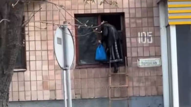 «Кодовий замок на дверях - від Сатани»: у Луцьку жінка кілька років залазить у квартиру через вікно. Відео