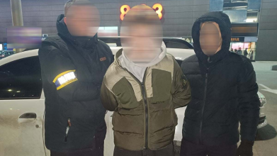 3 тисячі доларів за злочин: у Луцьку 19-річний хлопець на замовлення підпалив автівки