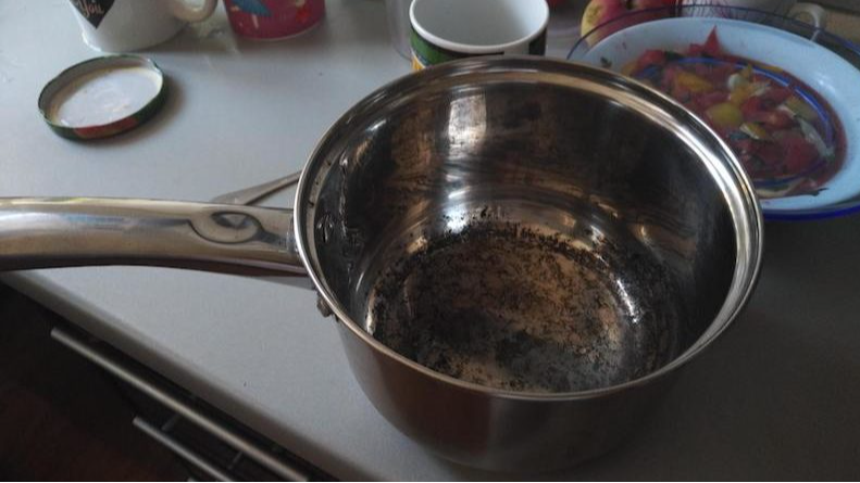 Як швидко очистити пригорілу каструлю: оцет, лимонка, вугілля та сіль