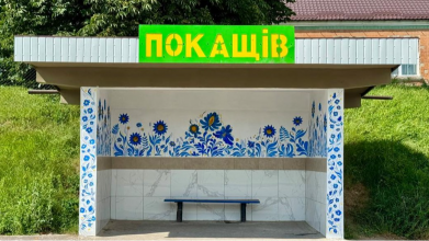 Синьо-жовте диво: у волинському селі зупинку прикрасили квітами