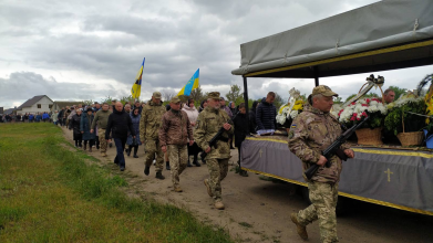 Навіть небо плакало за своїм Героєм: на Волині в останню дорогу провели загиблого Миколу Гапонюка