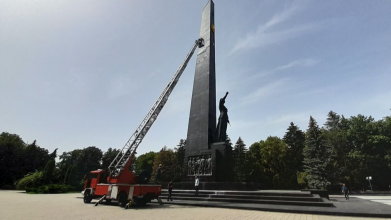 Зрізали три дні: у Луцьку на меморіалі демонтували 300-кілограмову радянську зірку