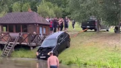 Під Луцьком авто «пірнуло» у водойму: що відомо. Відео