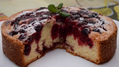 Бюджетний пиріг на кефірі з варенням: десерт на кожен день і для гостей