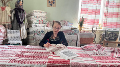 Від рушників до сорочок: волинська майстриня створила понад 500 виробів у давній техніці
