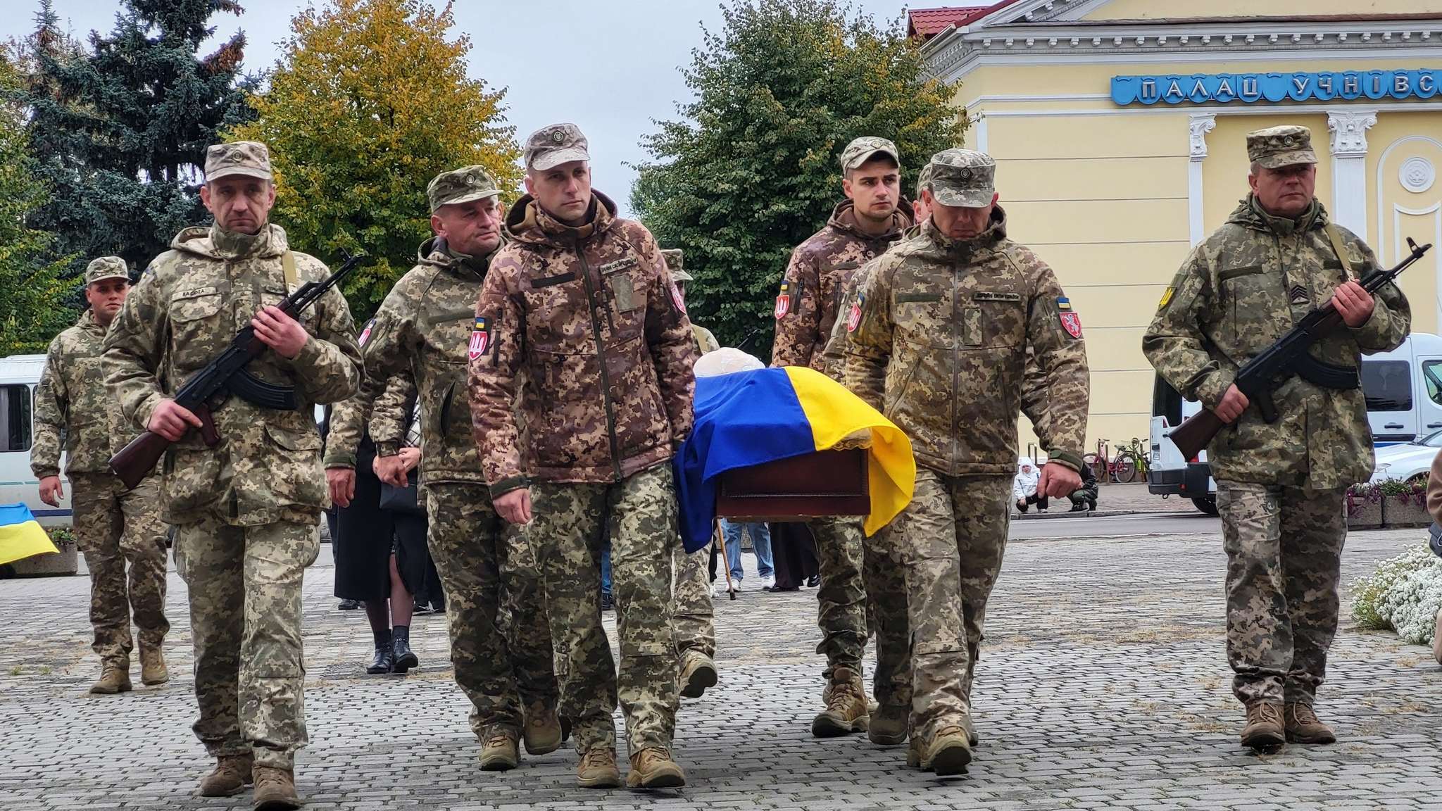 Понад сімнадцять місяців рідні жили в невідомості: на Волині попрощались з Героєм Михайлом Гарбузом