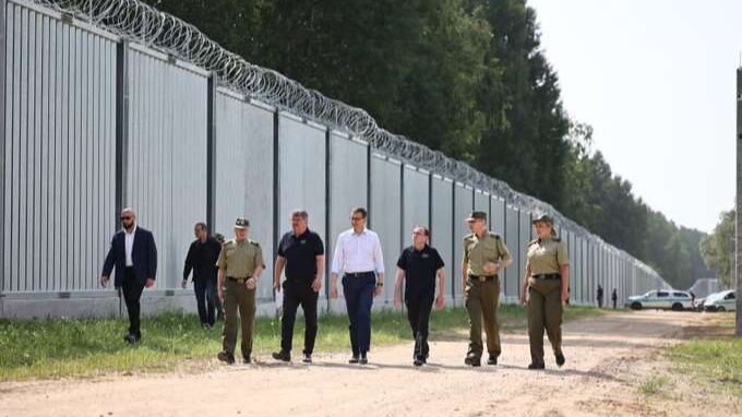 Польща збудувала стіну на кордоні з білоруссю