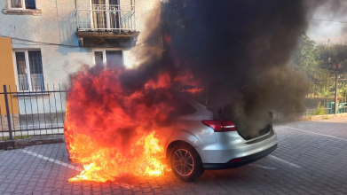 У Луцьку посеред вулиці вщент згоріло авто. Фото