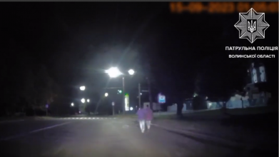 На Волині поліцейські штрафують пішоходів без світловідбивачів