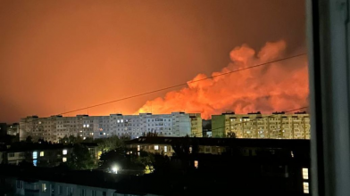 У Бердянську повідомляють про вибухи та сильну пожежу: окупанти підняли вертольоти. Відео