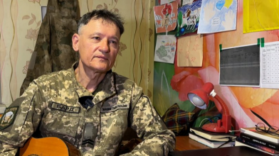 «Кухня лікує тіло, пісня — душу»: волинський бард служить у ЗСУ, пише роман, варить для побратимів і співає про життя