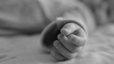 Подружжя попросило знайому приглянути за дитиною: вона віддала їм мертве тіло немовляти