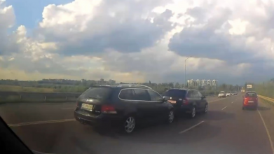 ДТП - біля Луцька: «шкода» невдало підрізала «фольксваген». Відео