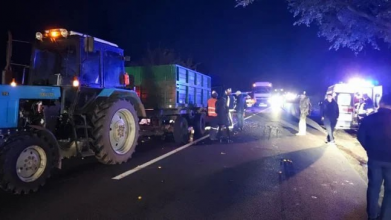 На Волині авто в'їхало у причіп трактора: травмувався чоловік