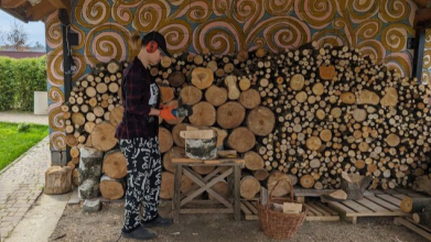 «Їжа» з полін: лучанка-юристка майструє дерев'яні сувеніри і допомагає ЗСУ