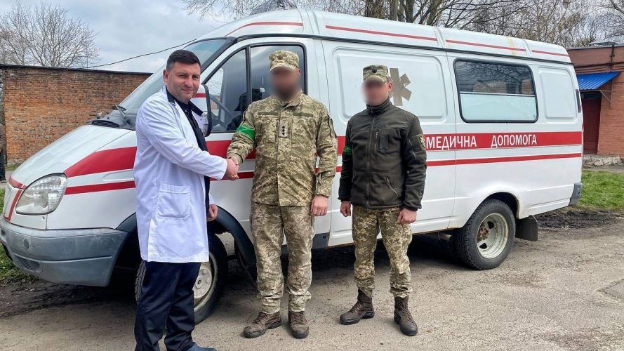 Міська лікарня Нововолинська передала спецавтомобіль для потреб ЗСУ