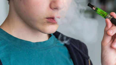 На Волині школяр курив електронку в ліцеї — його судили