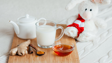 Молоко з медом перед сном: порятунок від безсоння чи прихована загроза