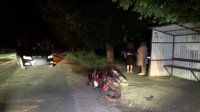 У Луцькому районі в аварії постраждали водій і пасажирка мотоцикла, вони у лікарні