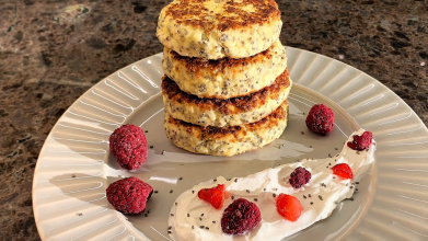 Що додати в сирники, аби вони добре тримали форму