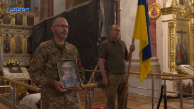 Довгий час вважали зниклим безвісти: у Луцьку попрощалися з Героєм Андрієм Волощуком. Відео