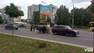 На перехресті у Луцьку зіткнулися мотоцикл та автівка, постраждав чоловік