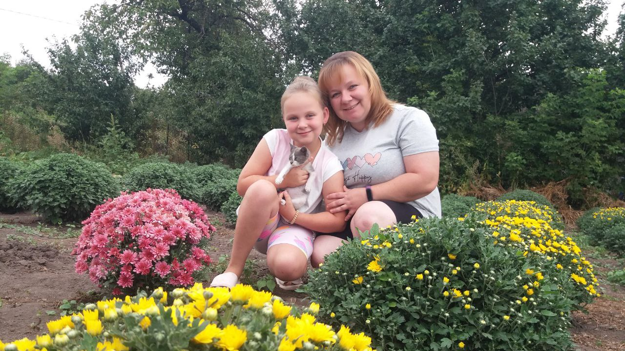 Квітнуть до самих морозів: багатодітна мама з Волині вирощує на продаж унікальні хризантеми