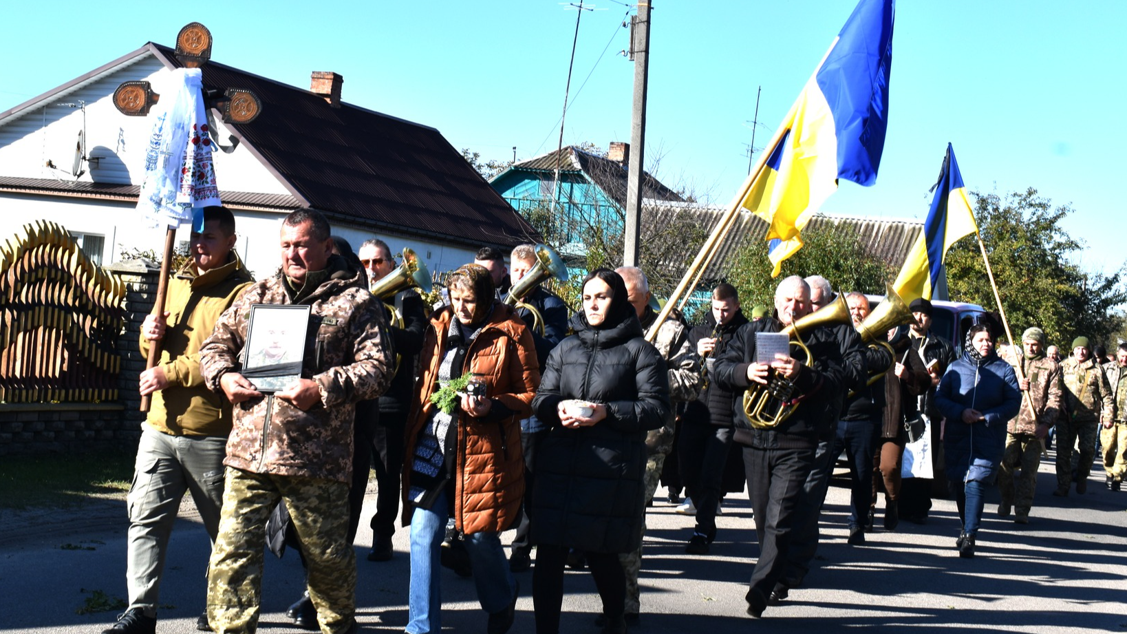 Смерть спіткала не на полі бою, а на відносно мирній території: на Волині попрощались з Героєм Іваном Андрусиком