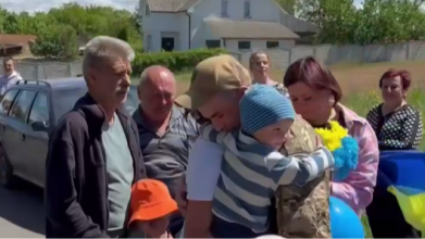 Зі сльозами радості та прапорами: на Волині емоційно зустріли звільненого з полону воїна Вадима Яковського
