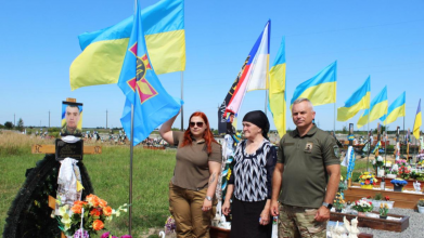На Волині на могилі загиблого Героя Павла Бурця встановили Прапор Повітряних Сил ЗСУ