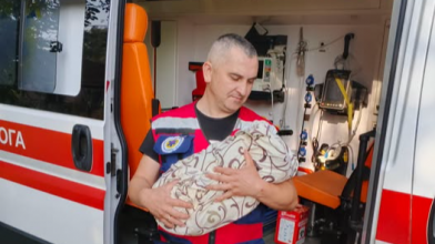 У Луцькому районі жінка народила в кареті швидкої: хлопчик з'явився на світ дорогою до лікарні