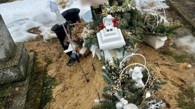 Жінка обікрала дитячу могилу