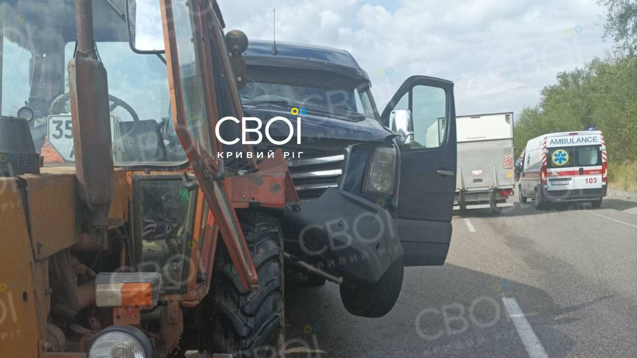На Дніпропетровщині бус ТЦК влетів у трактор: важко постраждав 36-річний водій