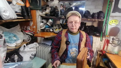 «Я мав померти ще у 2000-х»: історія чоботаря з Луцька, який уже 13 років ремонтує взуття