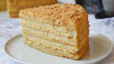 Медовик за 30 хвилин: як приготувати улюблений торт на сковороді