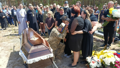 Без батька залишилися троє донечок: волиняни попрощалися із загиблим Героєм Андрієм Григолою