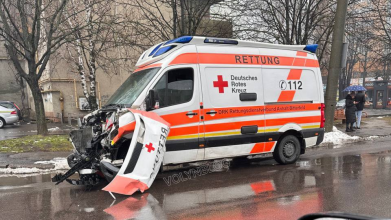 У Луцьку сталася аварія за участі військової «швидкої»: 12-річна дівчинка у лікарні. Відео. Оновлено