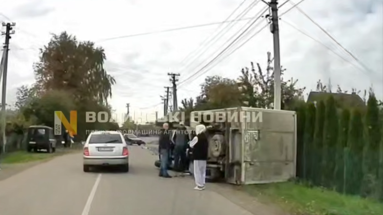 Вантажівка перекинулася на бік: у Луцькому районі сталася ДТП