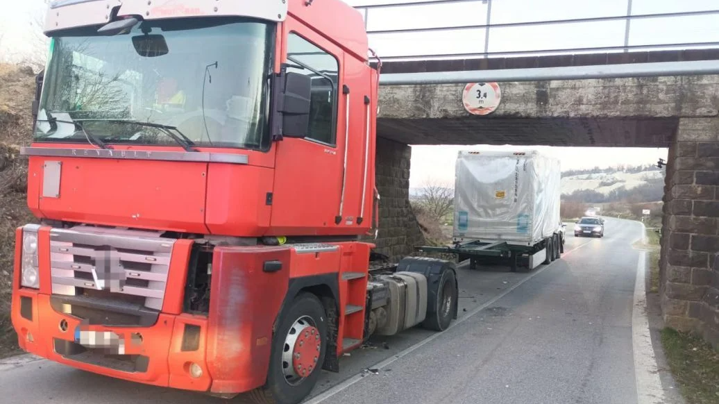 Зареєстрована у Волинській області: українська вантажівка зупинила рух потягів і авто у Словаччині