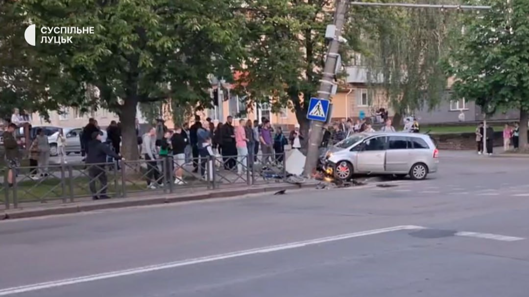 У Луцьку після аварії демонтують пошкоджений стовп: через це змінився маршрут тролейбусів