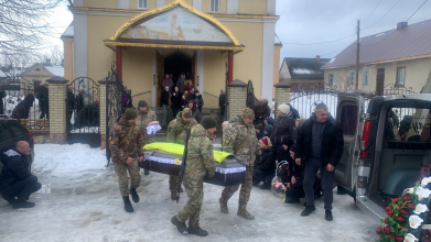Останній пост прикордонника: жителі громади на Волині на колінах в останню дорогу провели Героя Павла Маєвського