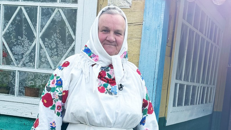 67-річна волинянка зберігає вишиваний костюм, що отримала у спадок від матері