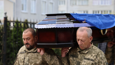 Загинув півтора року тому: у Луцьку в останню дорогу провели 34-річного Героя Богдана Щербачука