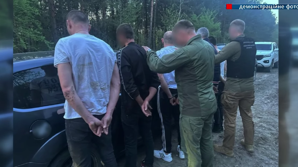 Волинянина підозрюють у незаконному переправленні чоловіків, а він після обшуків виїхав за кордон