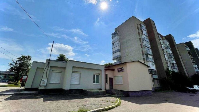 Біля лікарні у Луцьку продають приміщення з басейном за понад 4 мільйони